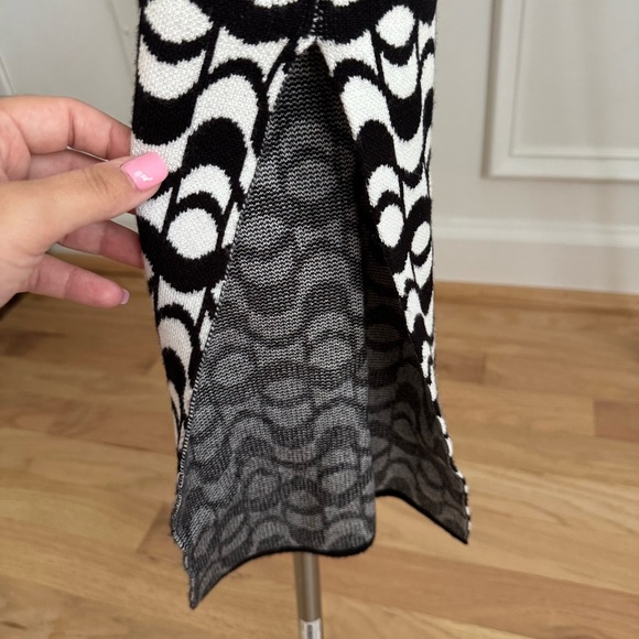 NWT House Of Harlow 1960 Black White V-Neck Side Slit Knit Dress Size M - Picture 4 of 5